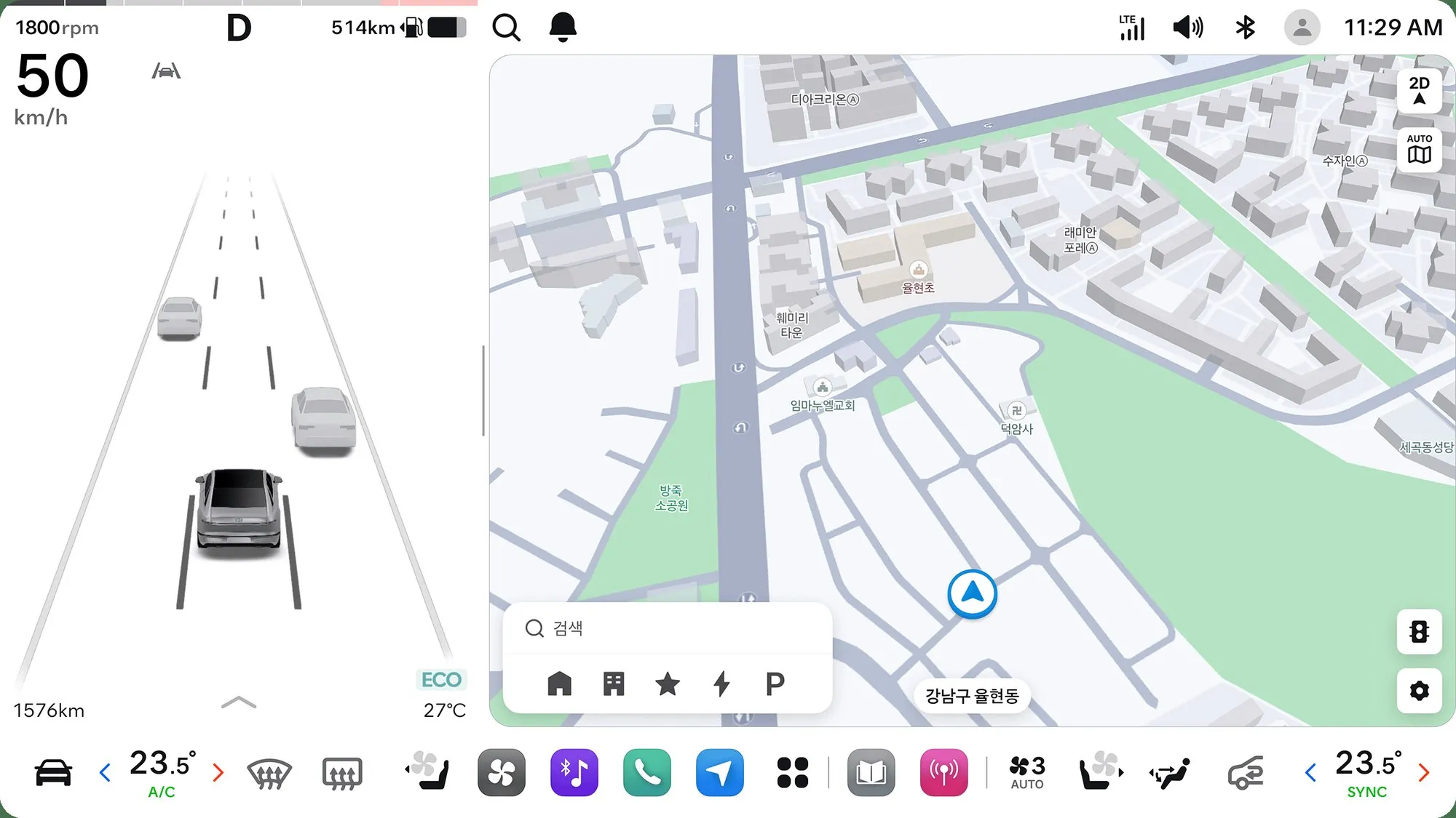 Pleos Connect en modo claro con la vista de conducción a la izquierda y el mapa en 3D a la derecha