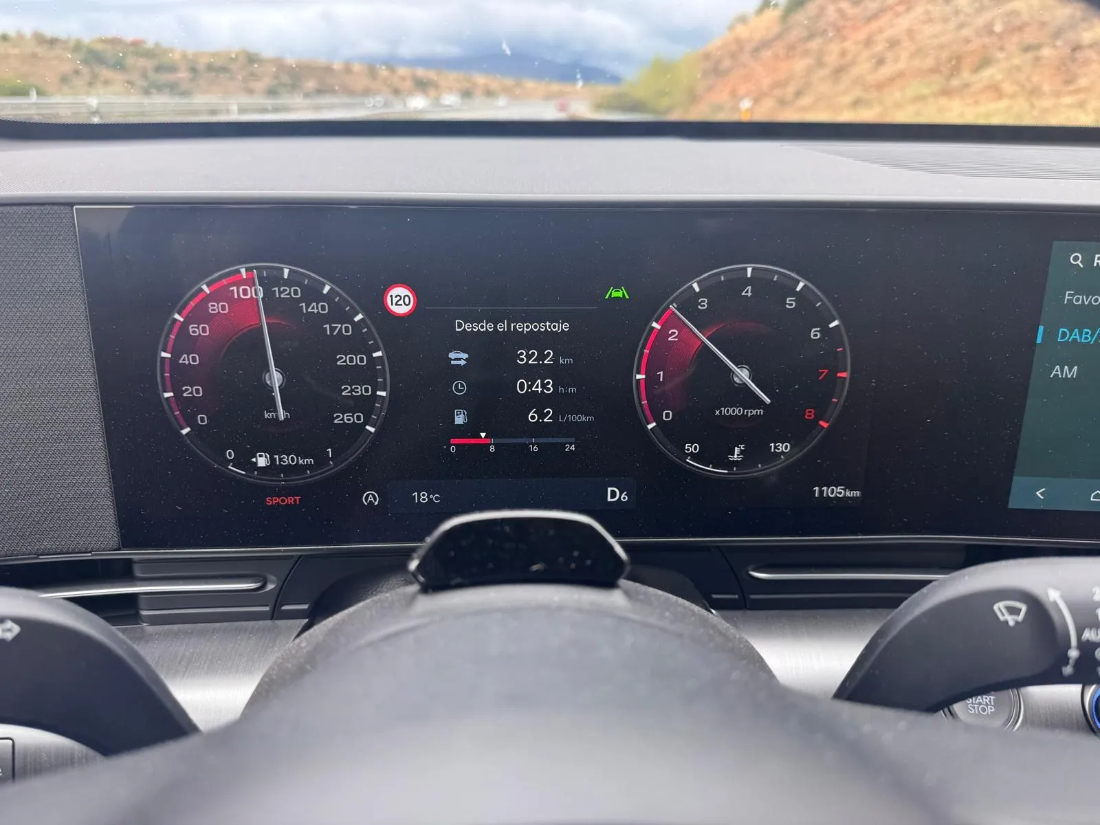 Cuadro de instrumentos digital del Hyundai KONA en modo Sport con la sexta marcha engranada y un consumo de 6,2 litros a los 100 kilómetros
