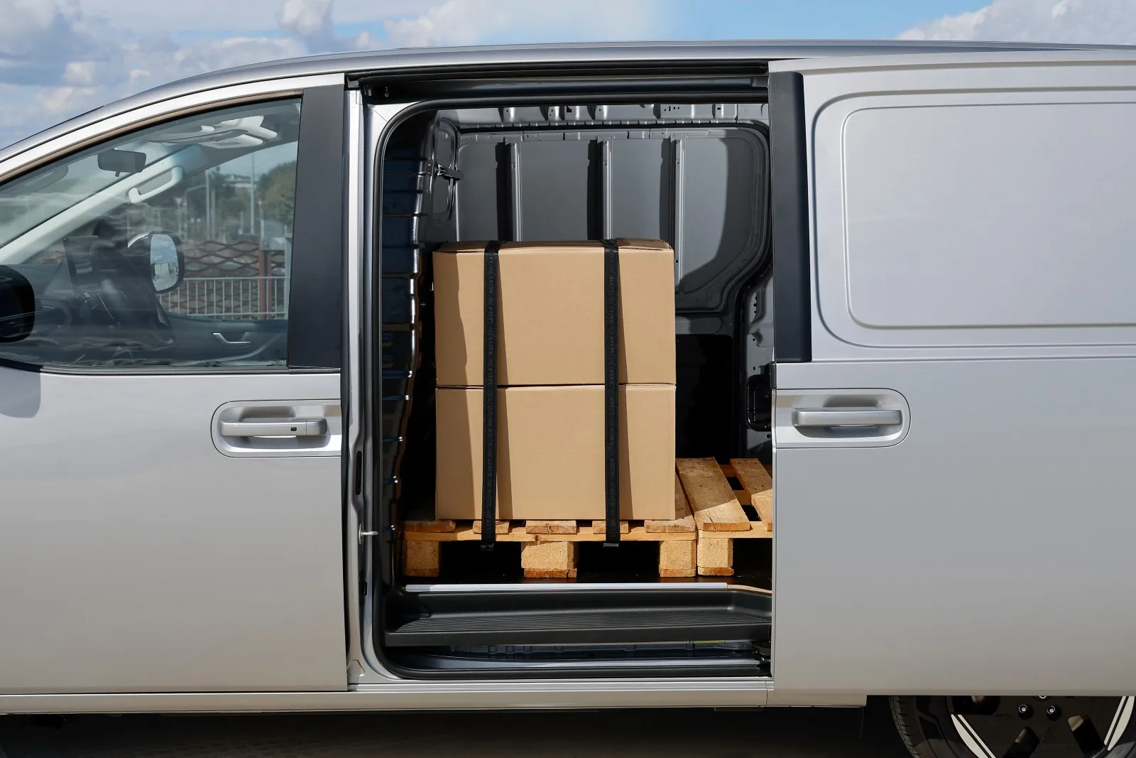 Puerta lateral corredera de la Hyundai STARIA Cargo eléctrica abierta con un palé cargado dentro