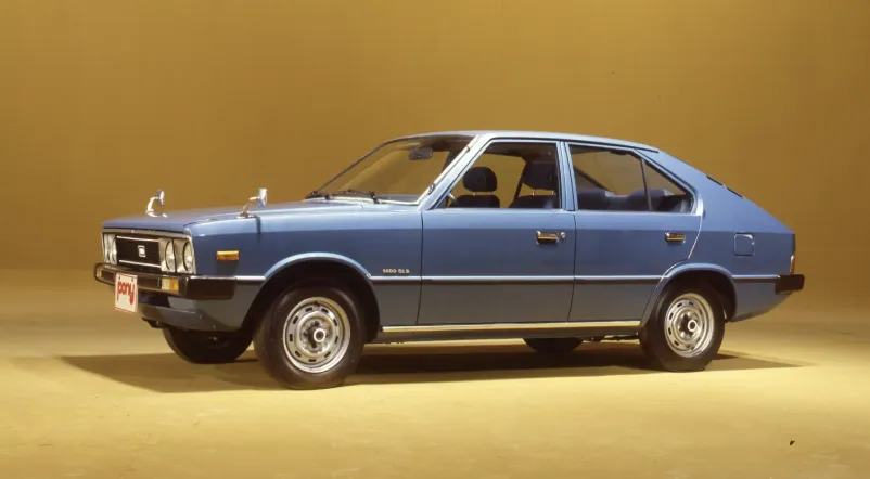 Hyundai Pony azul de cinco puertas de los años setenta fotografiado en estudio