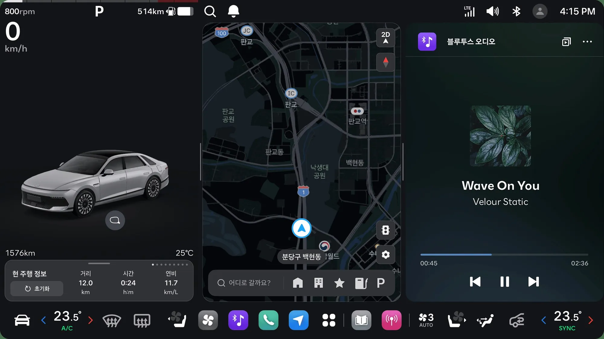 Pleos Connect dividido en tres ventanas: datos del coche, mapa de navegación y reproductor de música