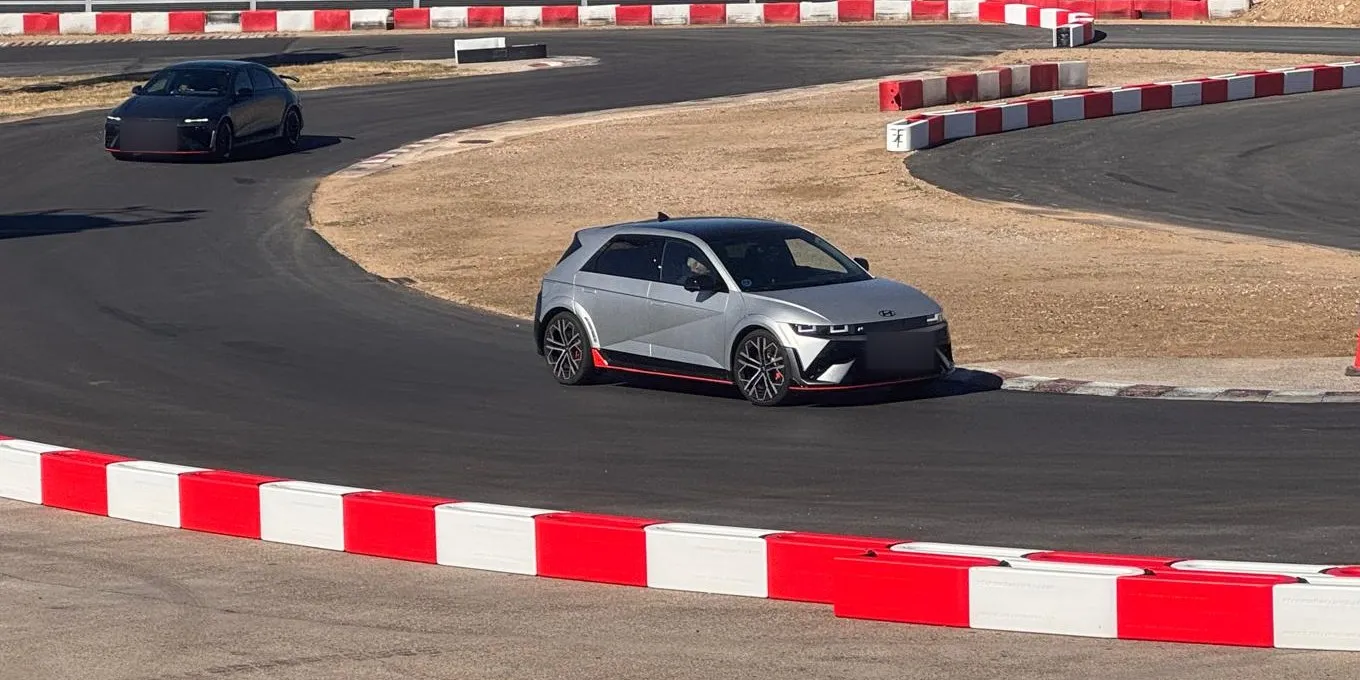 Hyundai IONIQ 5 N gris y IONIQ 6 N gris oscuro mate rodando en un circuito con pianos rojos y blancos