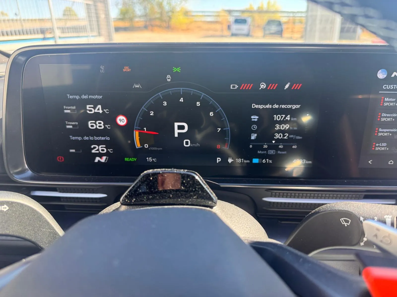 Cuadro de instrumentos de un Hyundai IONIQ N con la temperatura de los motores y de la batería