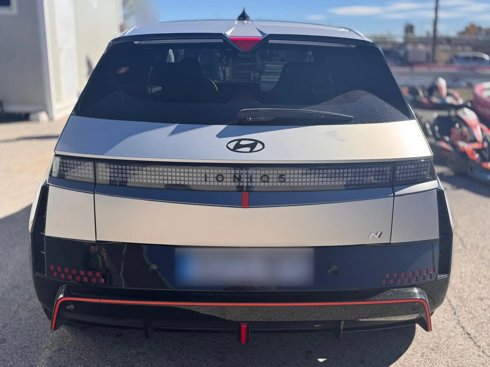 Trasera del Hyundai IONIQ 5 N con la franja de pilotos de píxeles, el logotipo N y el difusor con luz antiniebla central