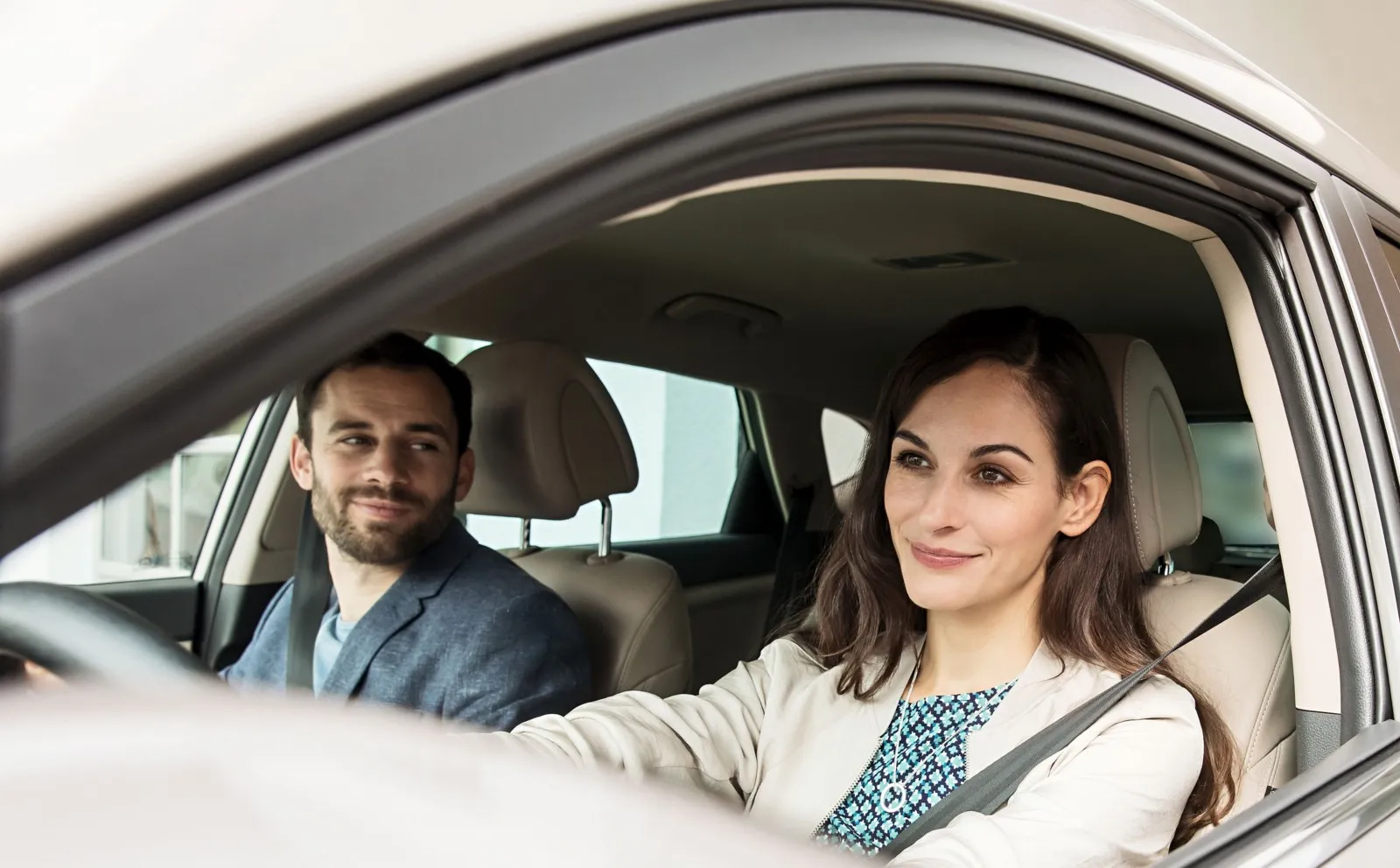 Pareja conduciendo un Hyundai con tranquilidad