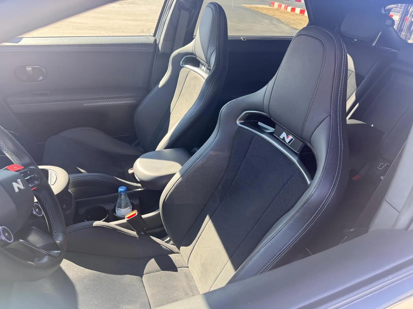 Asientos baquet de un Hyundai IONIQ N con el logotipo N en el respaldo y tapicería de alcántara