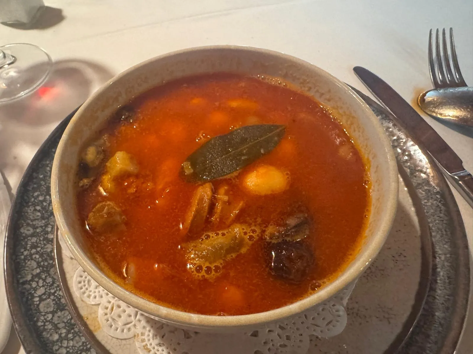 Plato de cuchara de legumbres con laurel servido en el restaurante Arandinos Collaspino de Gascones