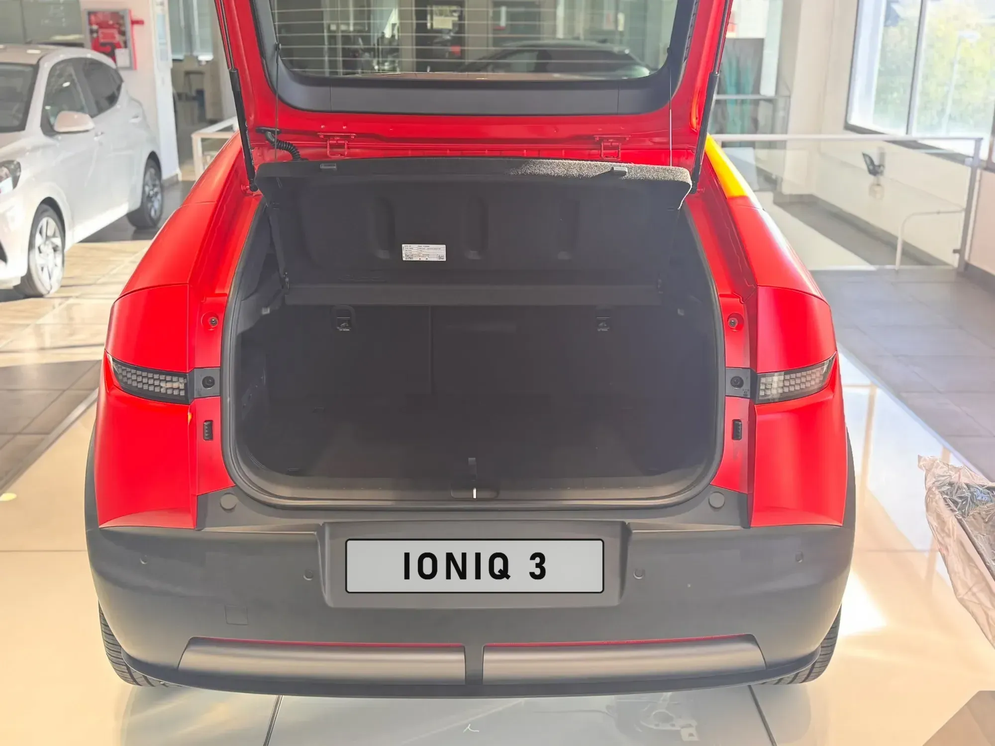 Maletero del Hyundai IONIQ 3 con el portón abierto