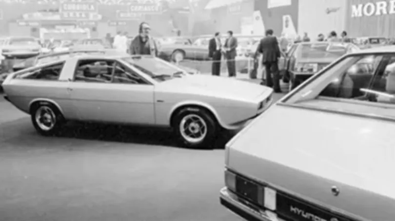 Prototipo Hyundai Pony Coupé en el Salón del Automóvil de Turín de 1974, en blanco y negro