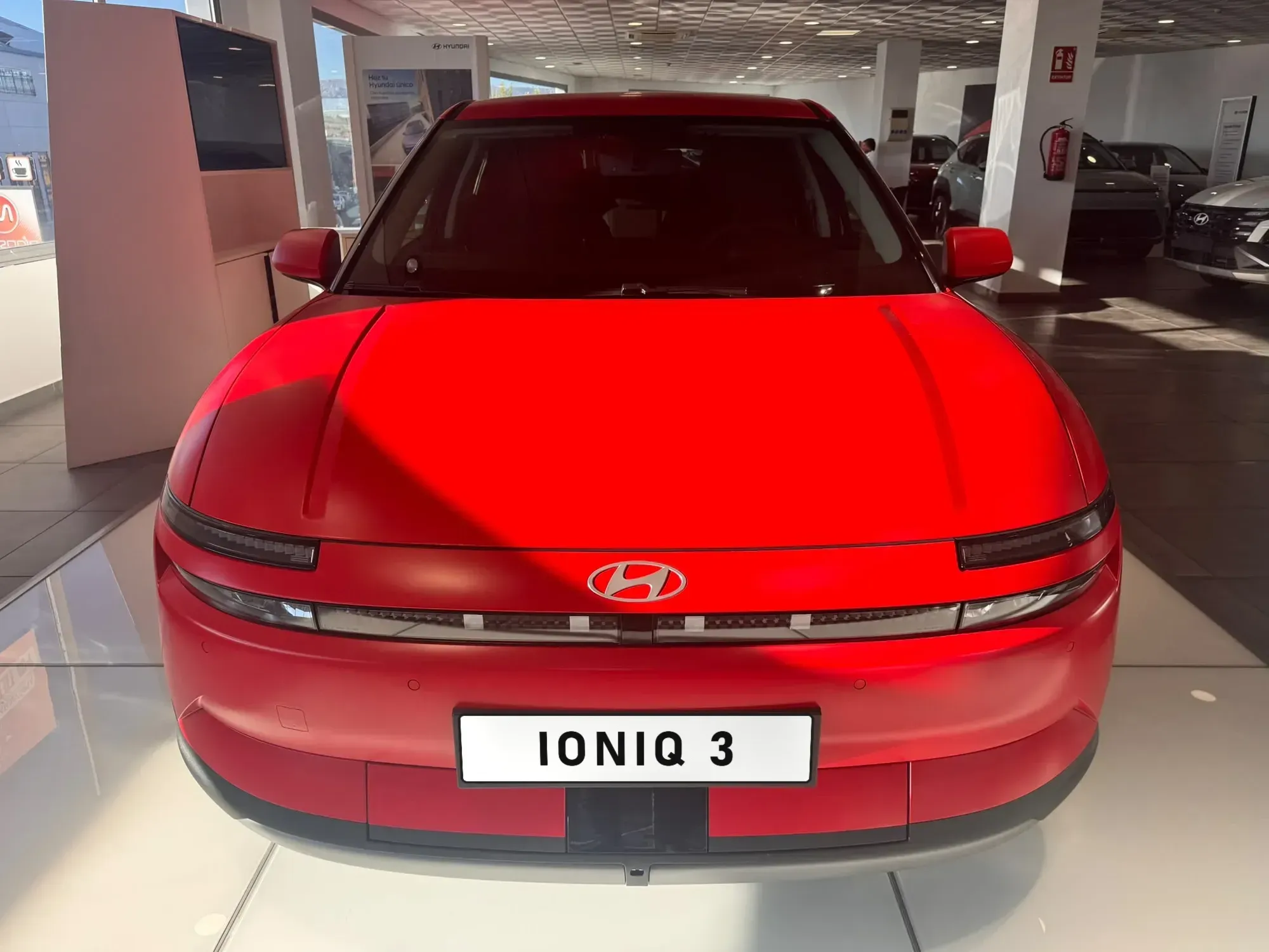 Frontal del Hyundai IONIQ 3 con la franja de luces de píxeles