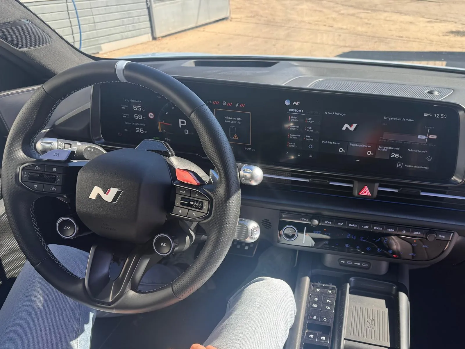 Volante del Hyundai IONIQ 6 N con el botón rojo N Grin Boost, los botones N y la pantalla panorámica