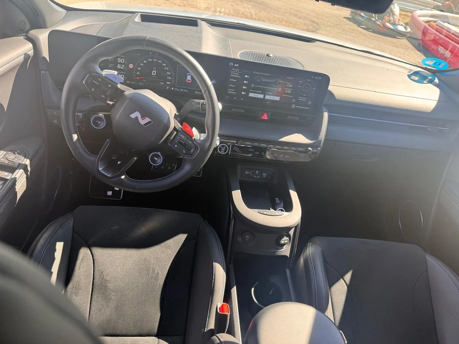 Puesto de conducción del Hyundai IONIQ 5 N con volante N, pantallas de 12,3 pulgadas y baquets de alcántara