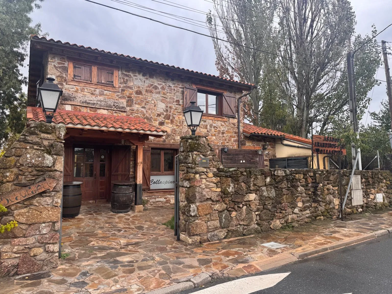 Fachada de piedra del restaurante Arandinos Collaspino en Gascones, en la Sierra Norte de Madrid
