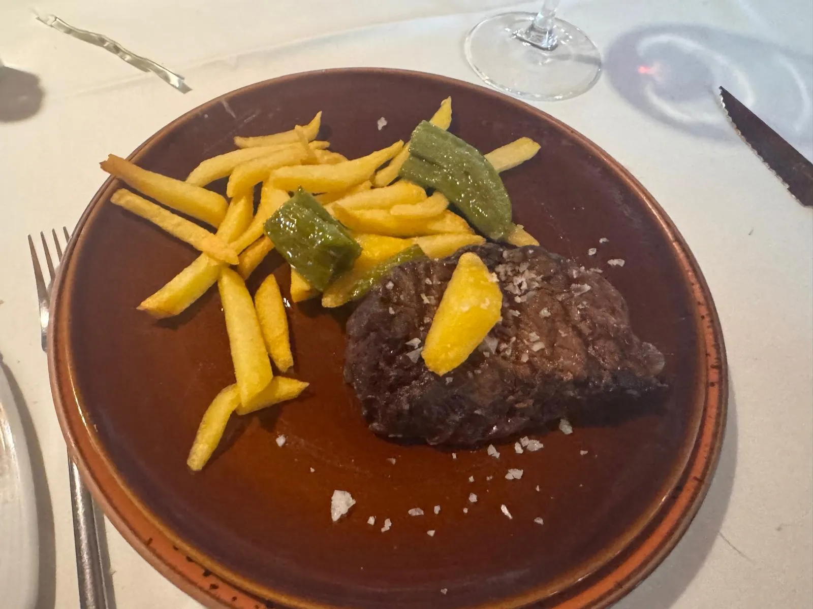 Carne a la brasa con patatas fritas y pimientos verdes en el restaurante Arandinos Collaspino de Gascones
